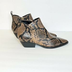 Marc Fisher Obrra tan snakeskin pointed toe ankle bootie Zip Up Sz 8 Western